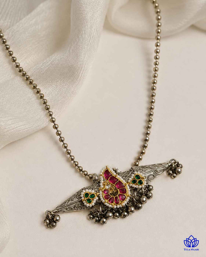 Everyday luxury defines the silhouette of this necklace design.