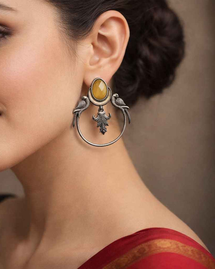 Sunny yellow tones brighten the parrot motif of this earring.