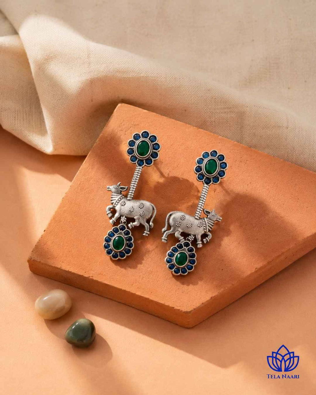 Secure push-back-with-stopper closure keeps this earring comfortably in place.