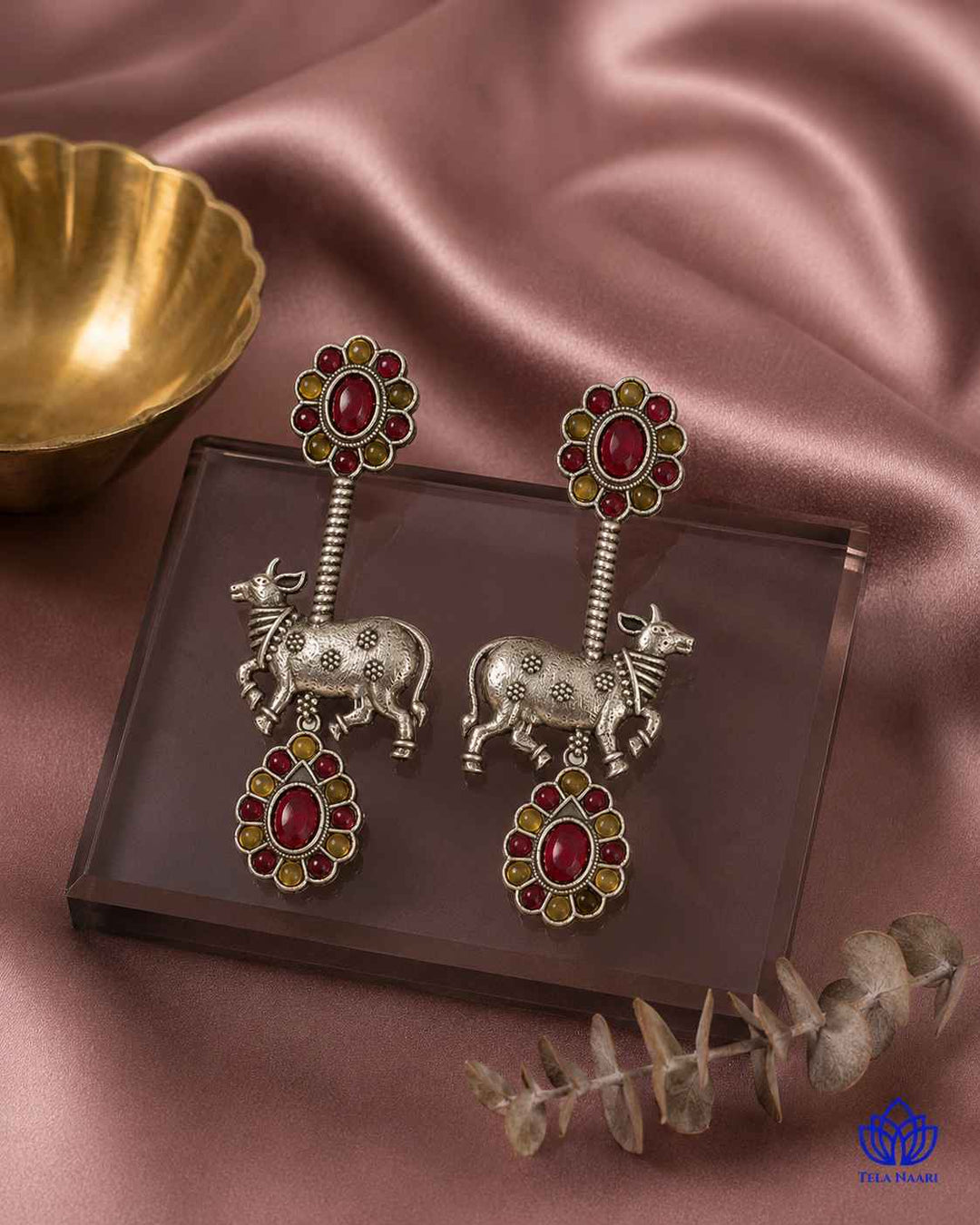 Folk-art detailing shapes the Nandi silhouette of this earring.