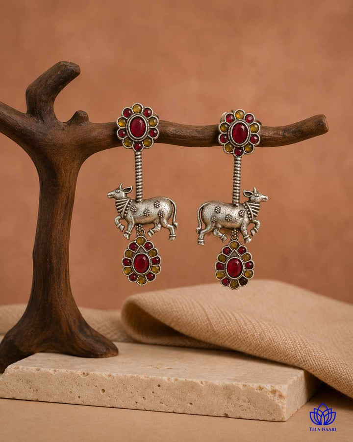 Stone and glass bead detailing decorate this Nandi motif earring.