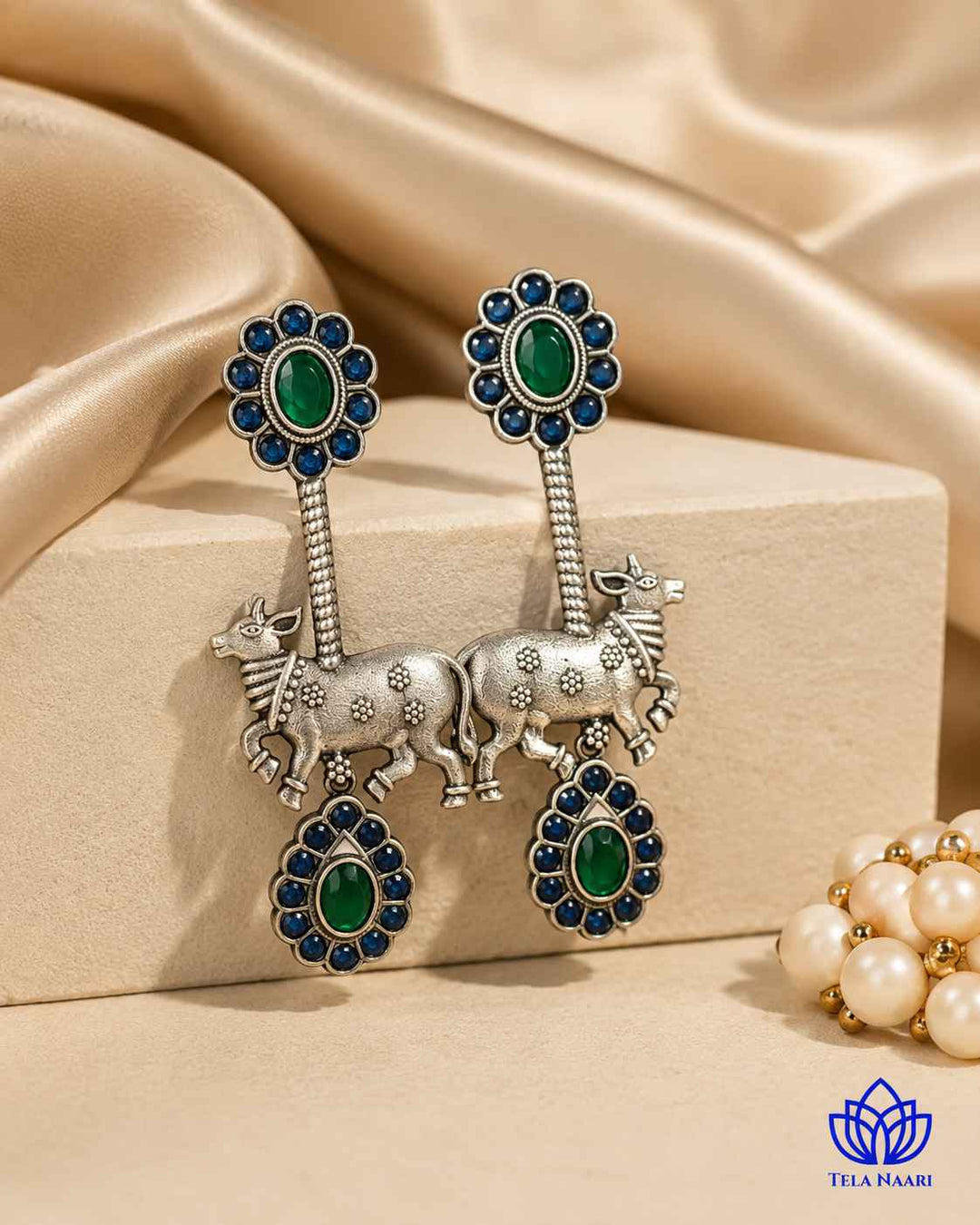 Intricate stone and glass bead detailing decorate this Nandi earring.