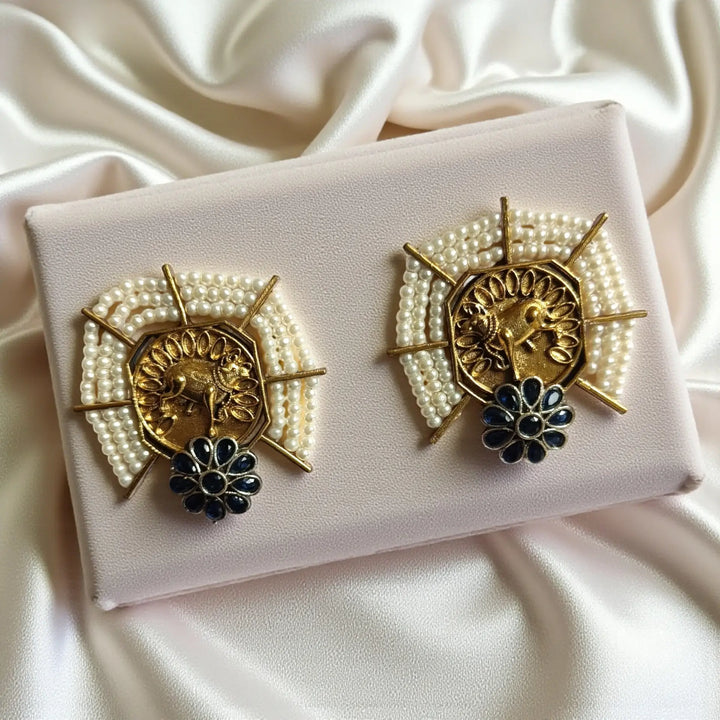 Blue stone detailing highlights the dual-tone finish of this stud.