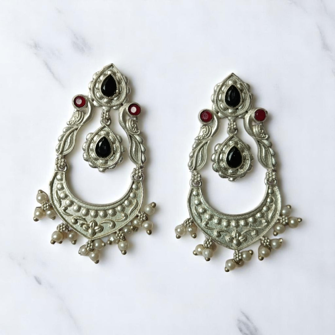 Handcrafted oxidised pattern defines the silhouette of this earring.