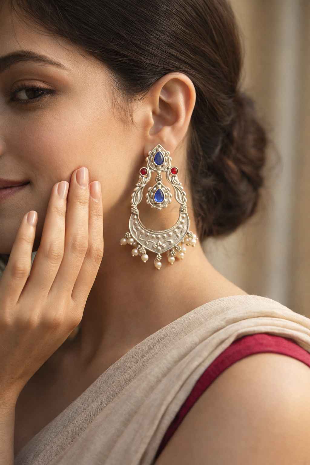 Dazzling oxidised detailing shapes the dangler silhouette of this earring.