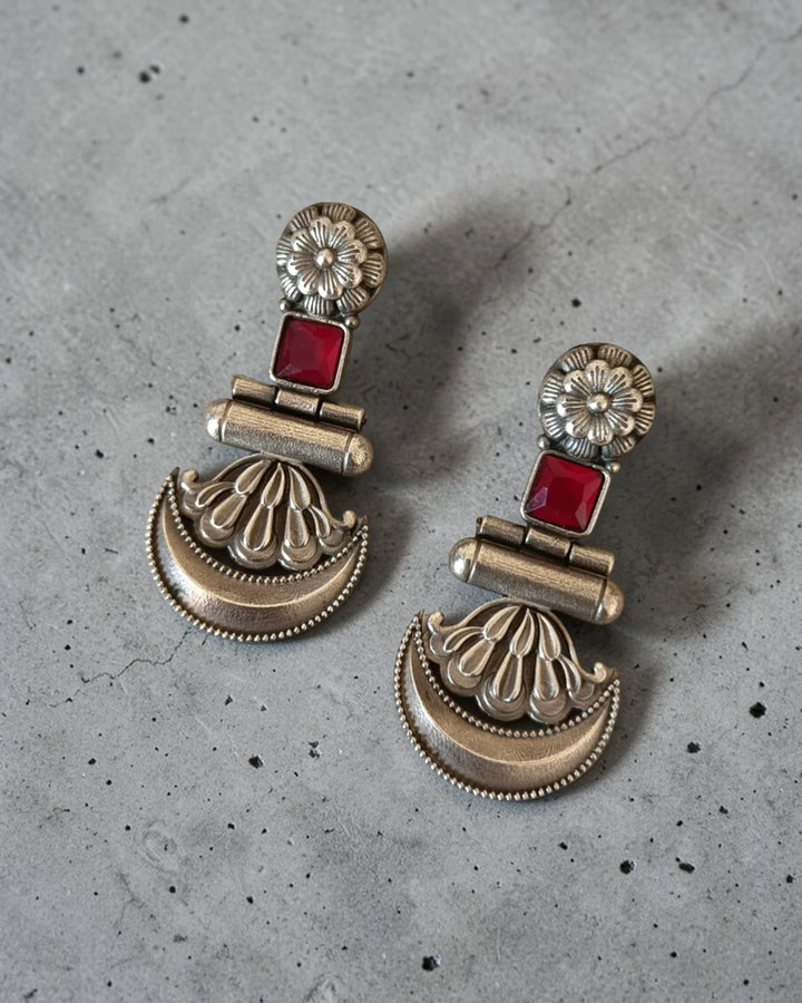 Lightweight brass construction makes this dangler comfortable for daily wear.