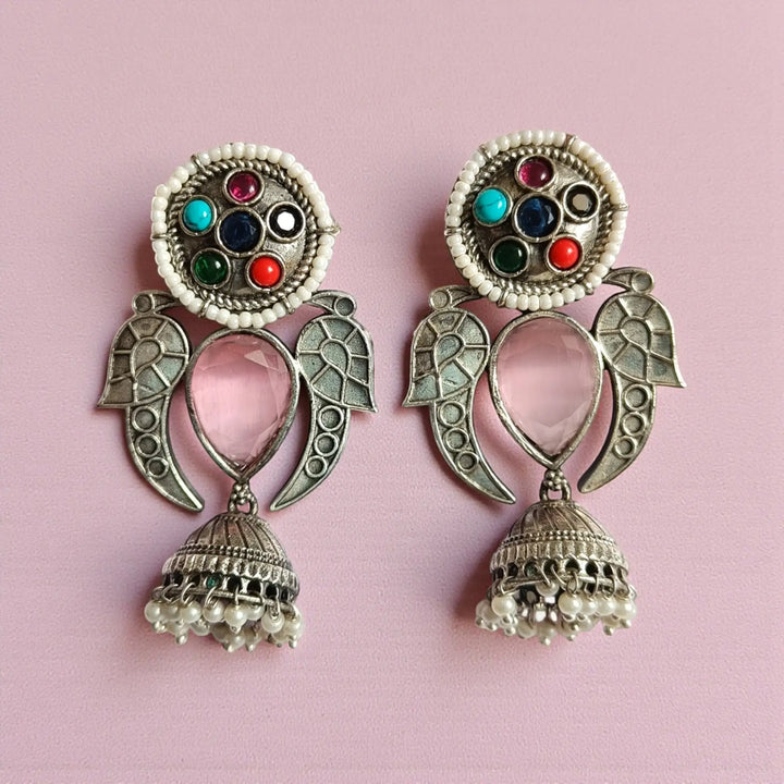 Red accent brings colour to this oxidised jhumki earring.