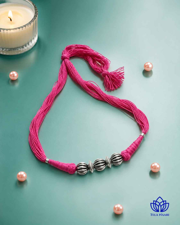 Everyday comfort defines the lightweight build of this choker.