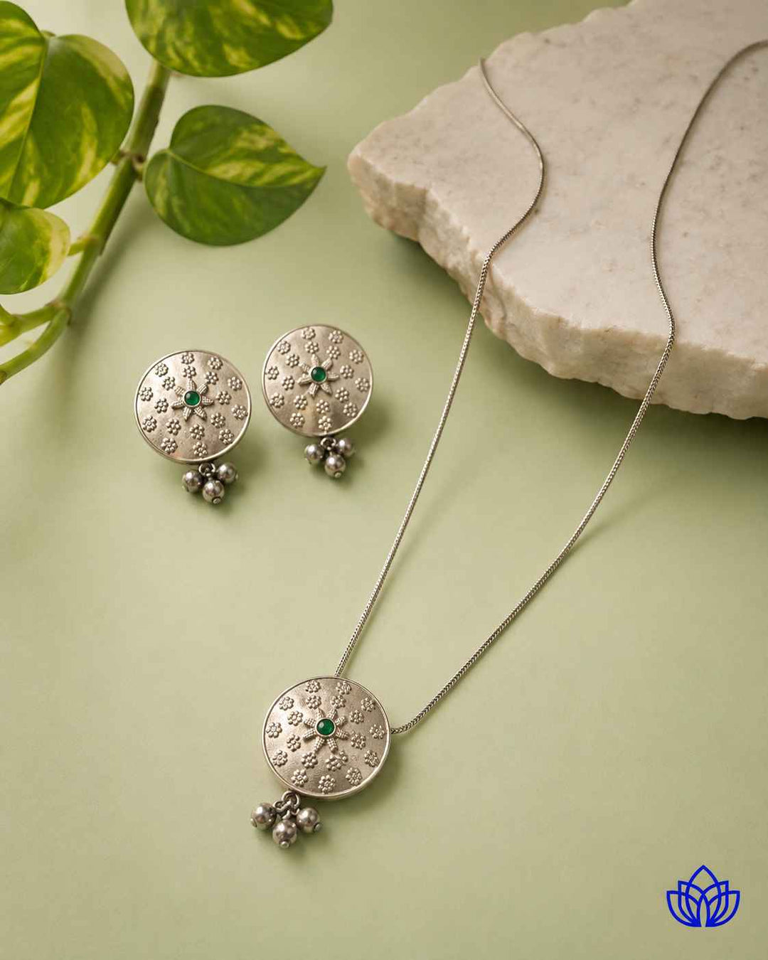 Lightweight 15g necklace sits comfortably against the neckline.