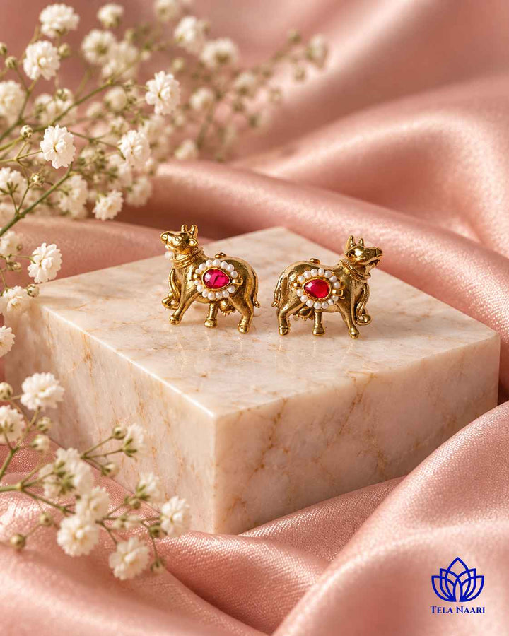 Lightweight 15g build suits this kundan stud earring.