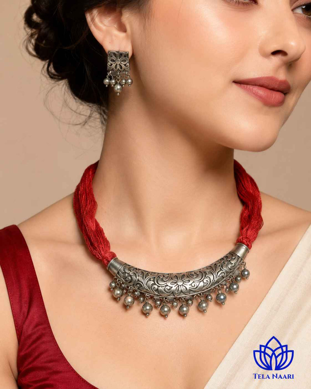 Intricate silver-plated detailing shapes this thread necklace set.