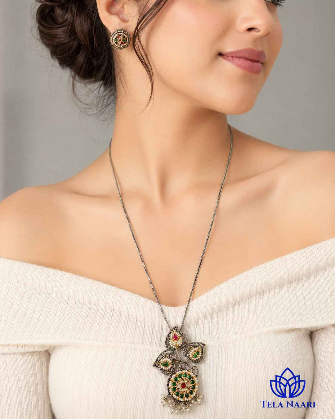 Ornate pachi kundan work shapes this dual-tone necklace set.