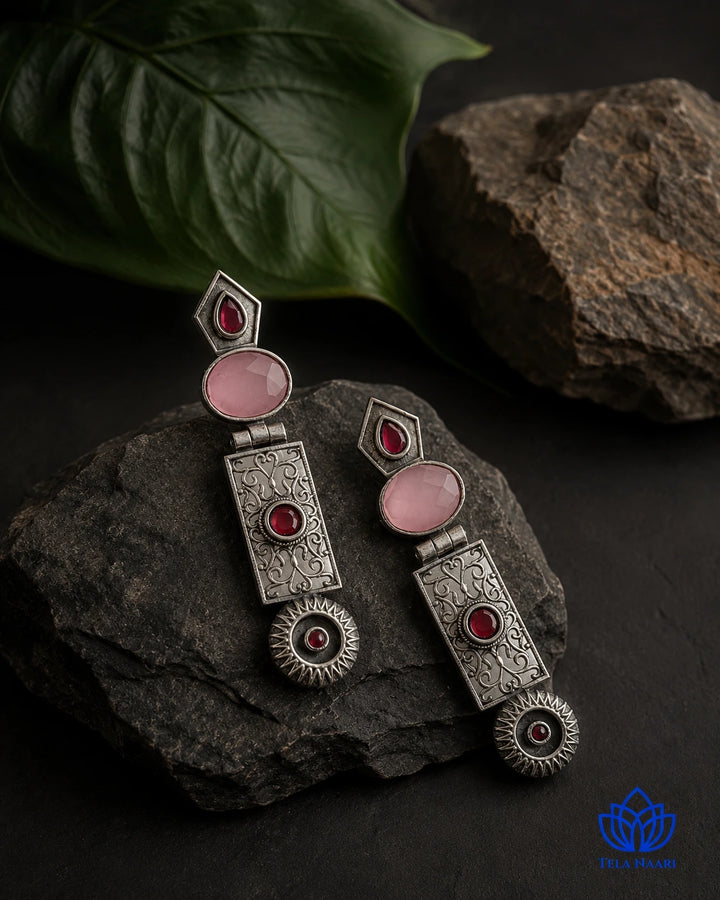 Antique-finish surface highlights the sophisticated edge of this earring.