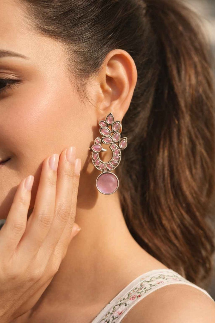 Traditional oxidised patterns shape the silhouette of this earring.