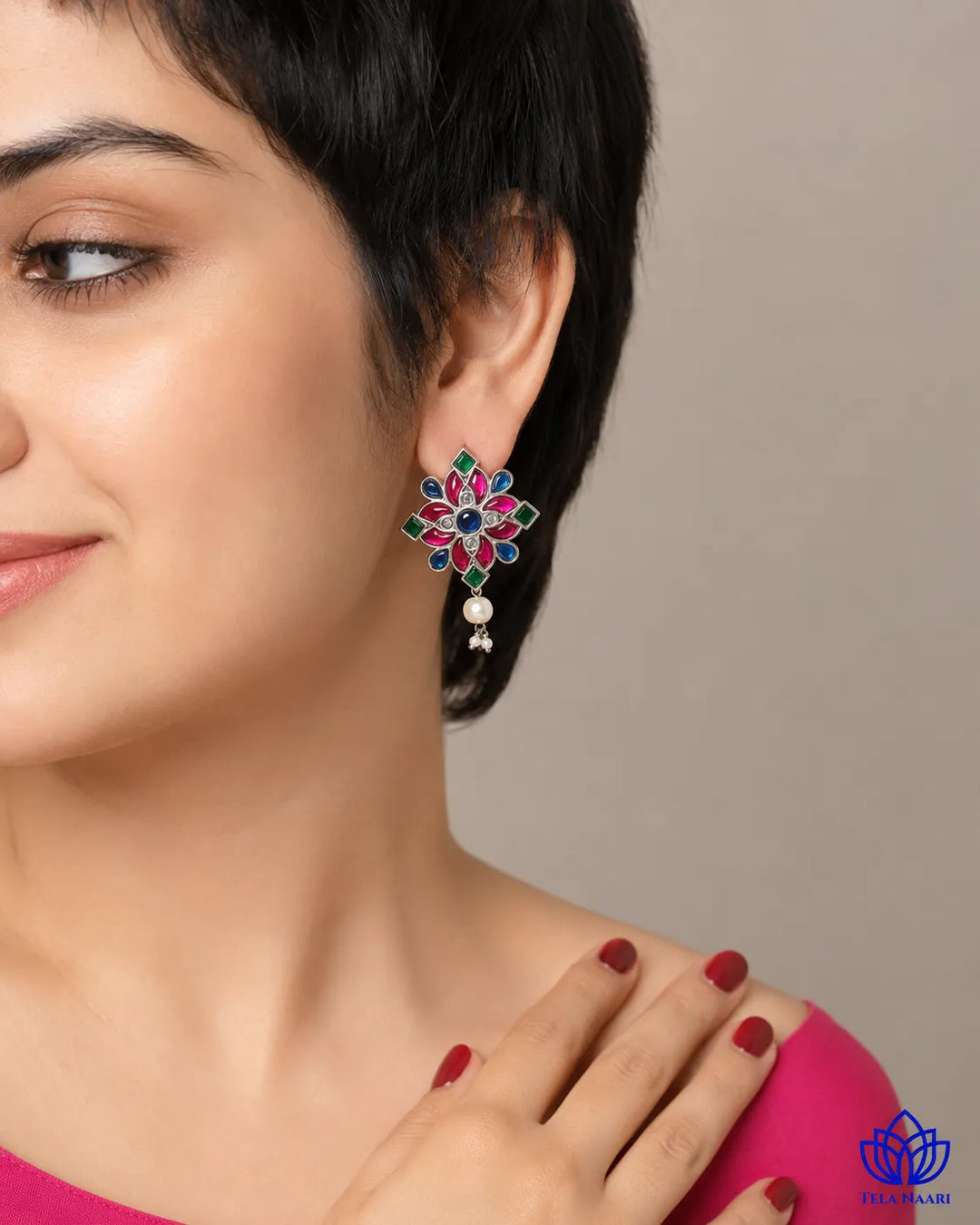 Compact stud silhouette defines the shape of this pearl earring.
