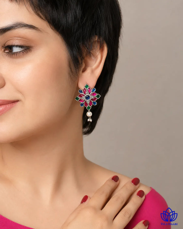 Compact stud silhouette defines the shape of this pearl earring.