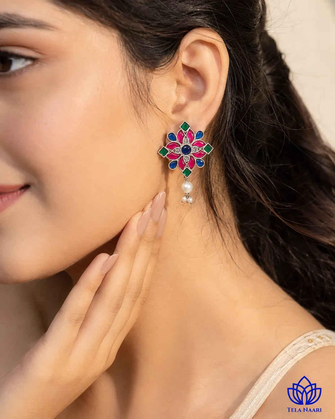 Rich contrast defines the oxidised finish of this pearl earring.