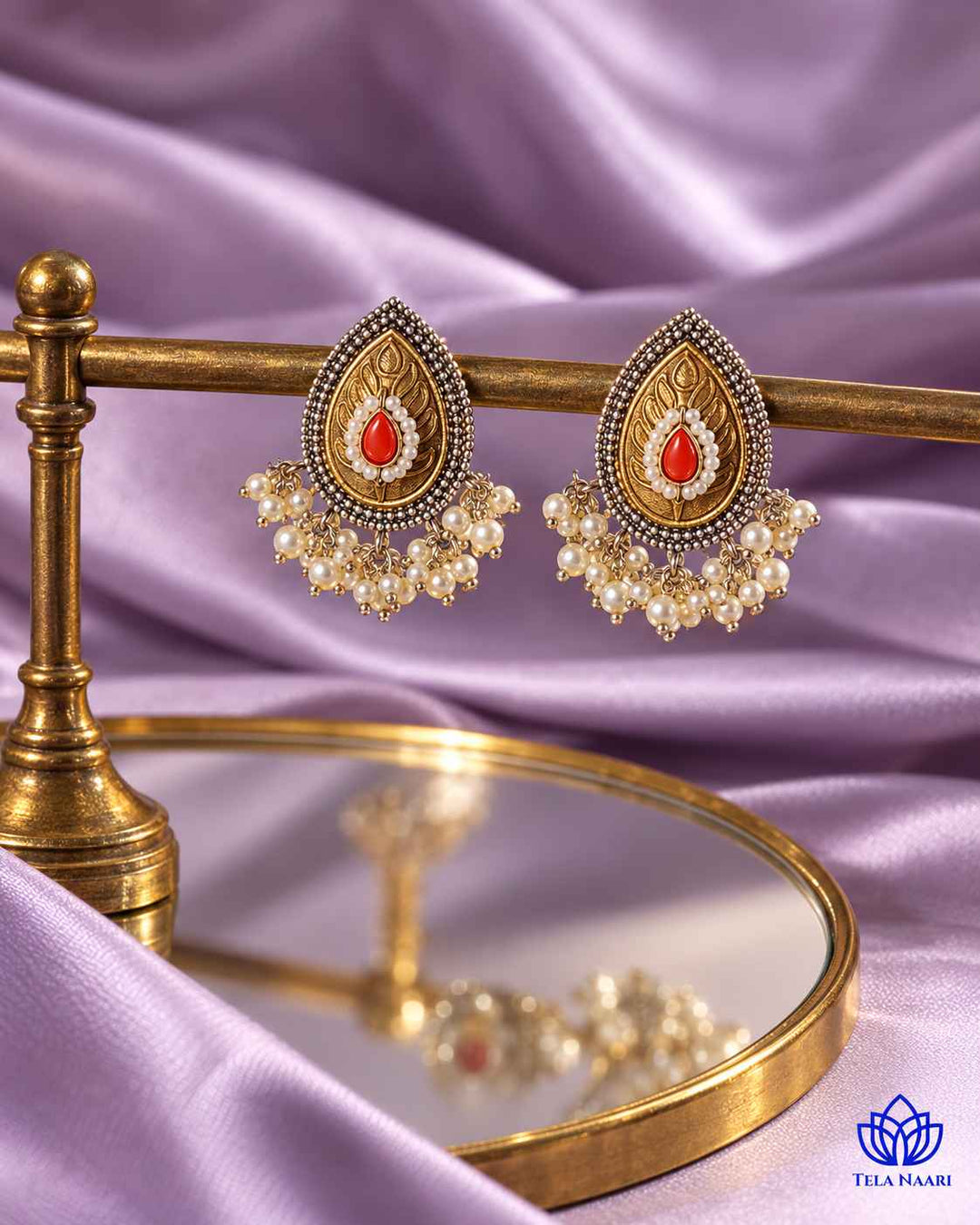 Fusion-forward pachi kundan detailing shapes this dual-tone stud.