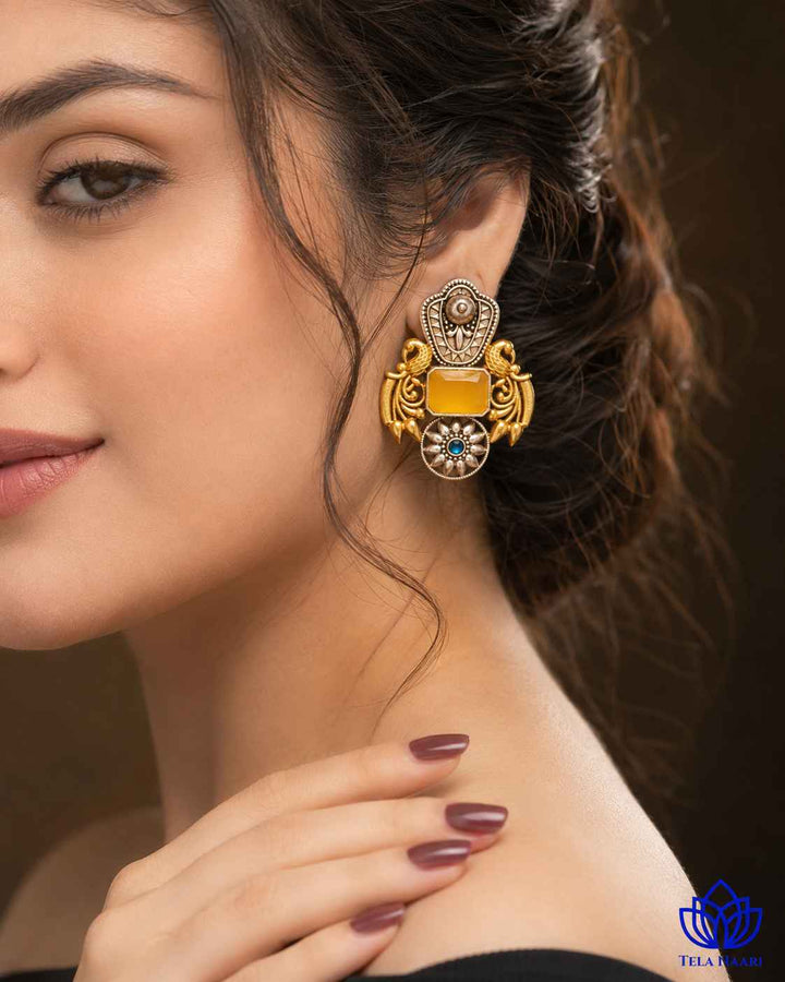 Warm yellow tones highlight this bestselling dual-tone earring silhouette.