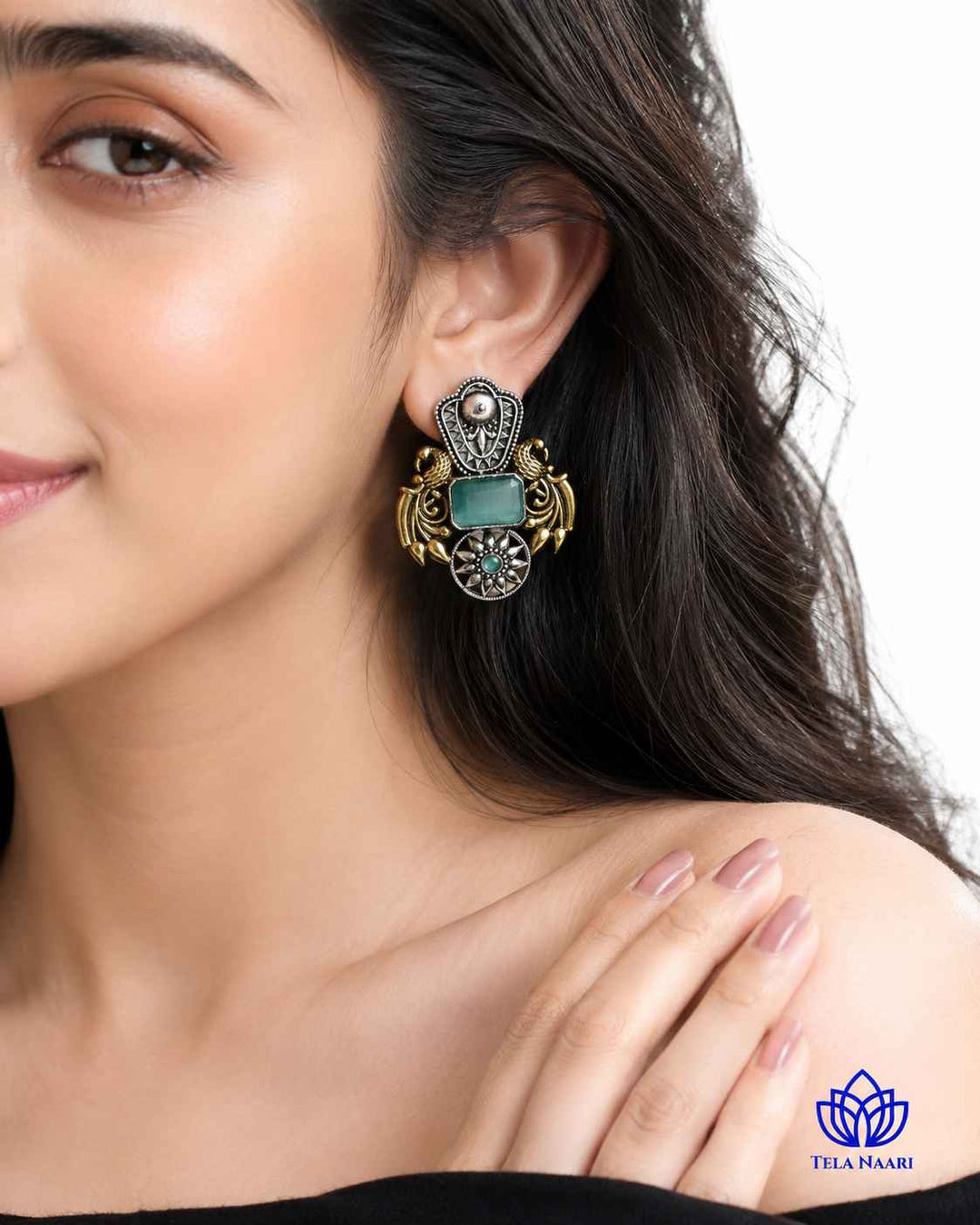 Contemporary edge defines the silhouette of this oxidised earring.