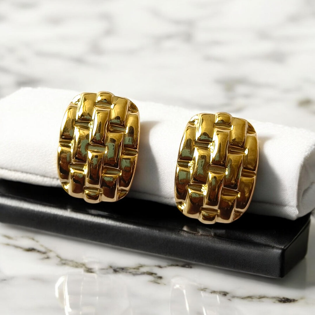 Tarnish-free gold plating covers the surface of this stud earring.