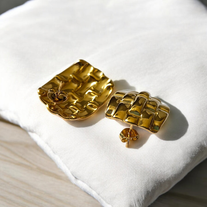 Waterproof gold finish keeps this stud earring radiant daily.