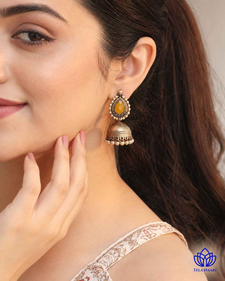 Delicate detailing defines the traditional shape of this jhumka earring.