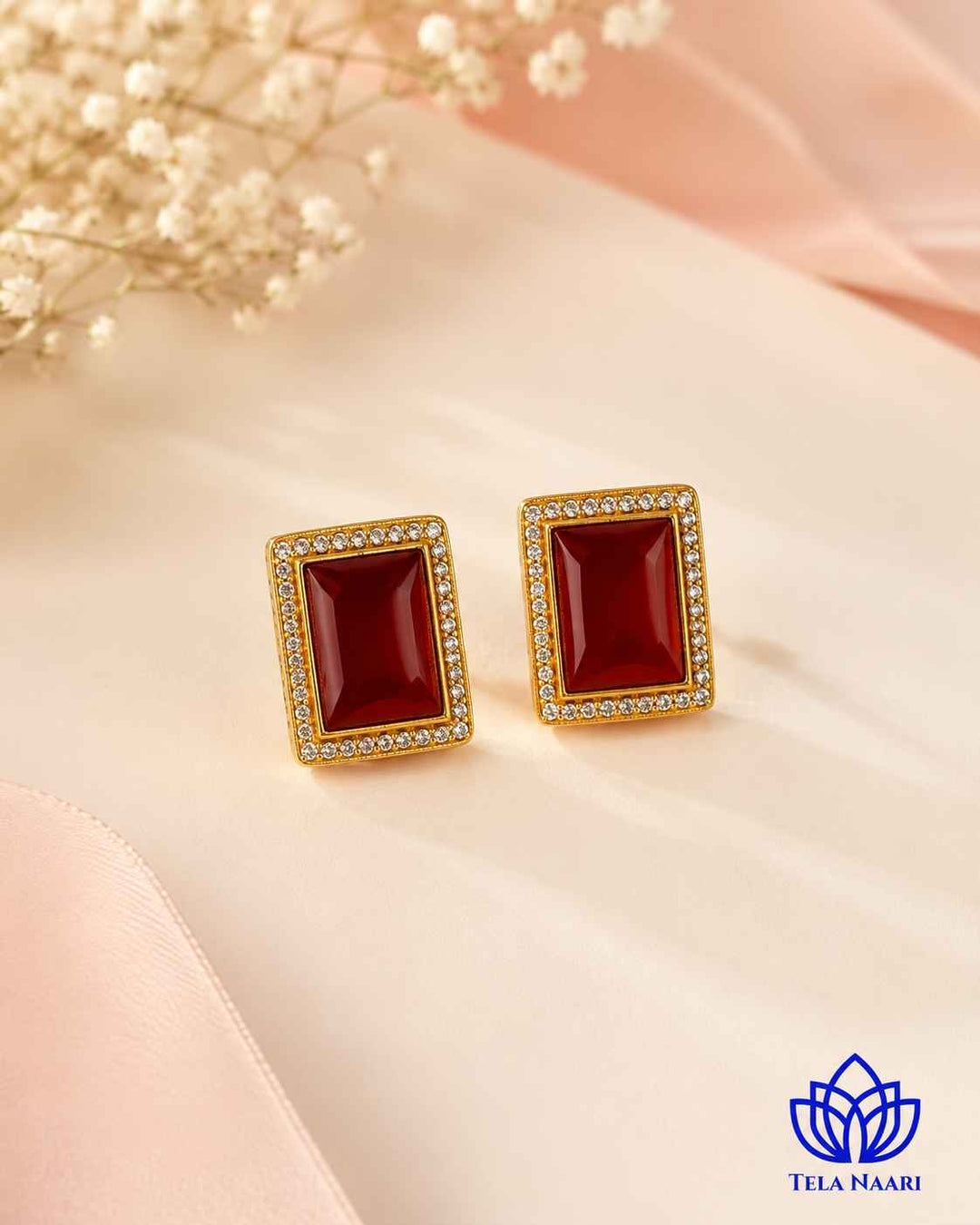 Sparkling accents frame the red centrepiece of this choker.