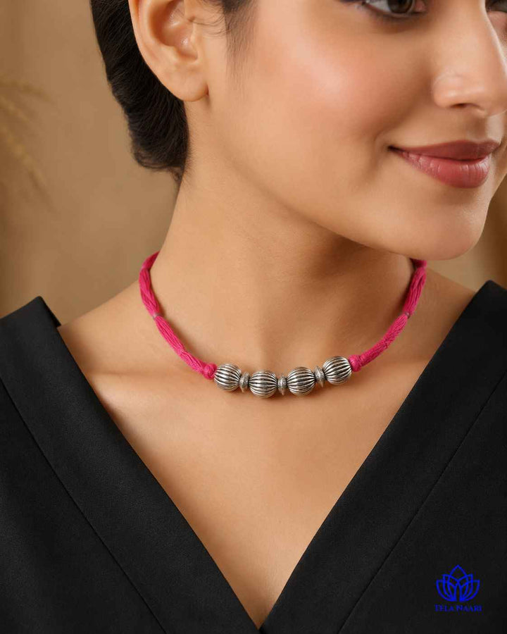 Everyday elegance defines the silhouette of this thread choker.