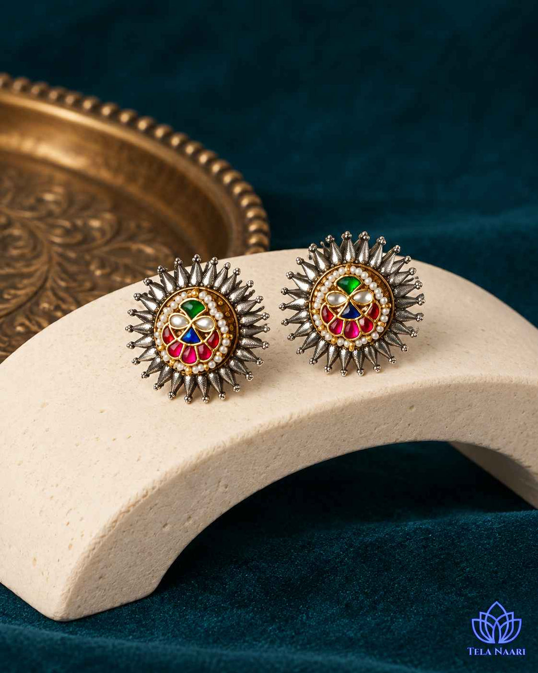 Radiant sun-inspired pachi kundan work shapes this stud earring.