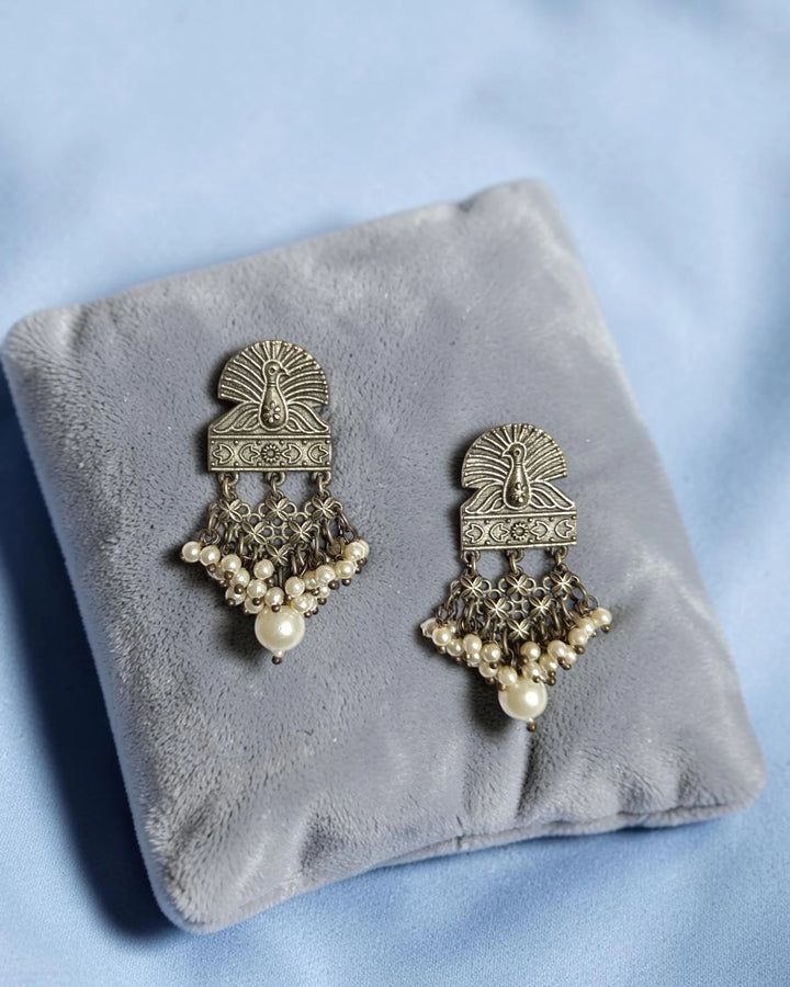 Antique oxidised finish gives this earring a sophisticated charm.