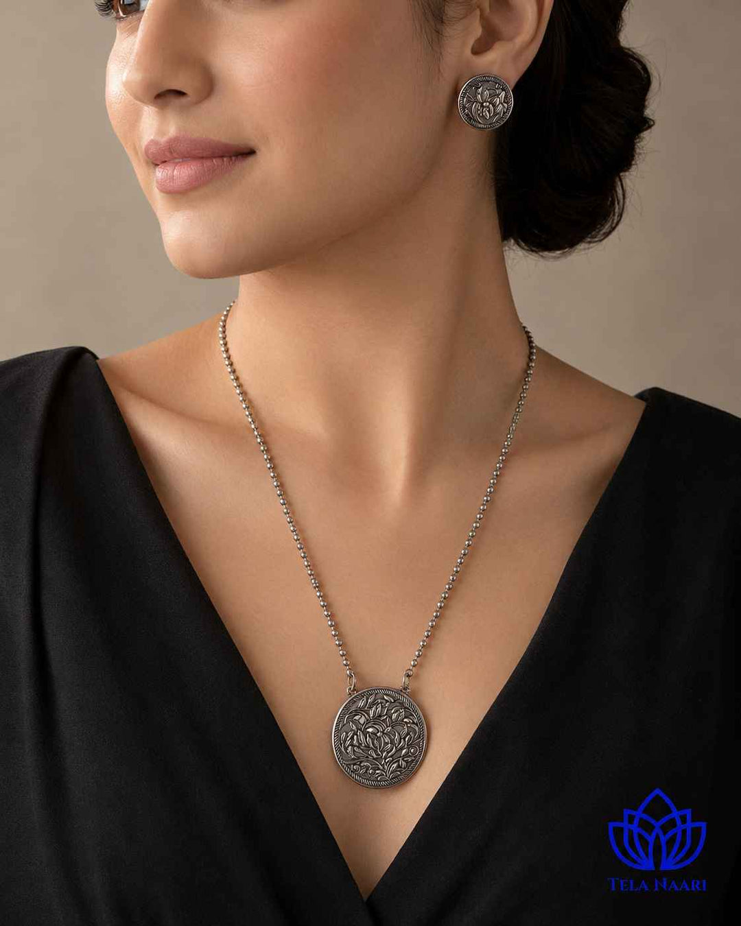 Premium quality defines the craftsmanship of this necklace set.