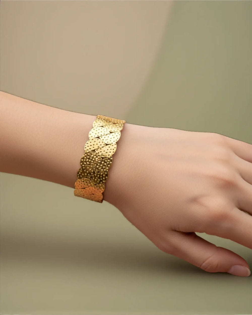 Anti-tarnish coating keeps this scallop cuff gleaming over time.