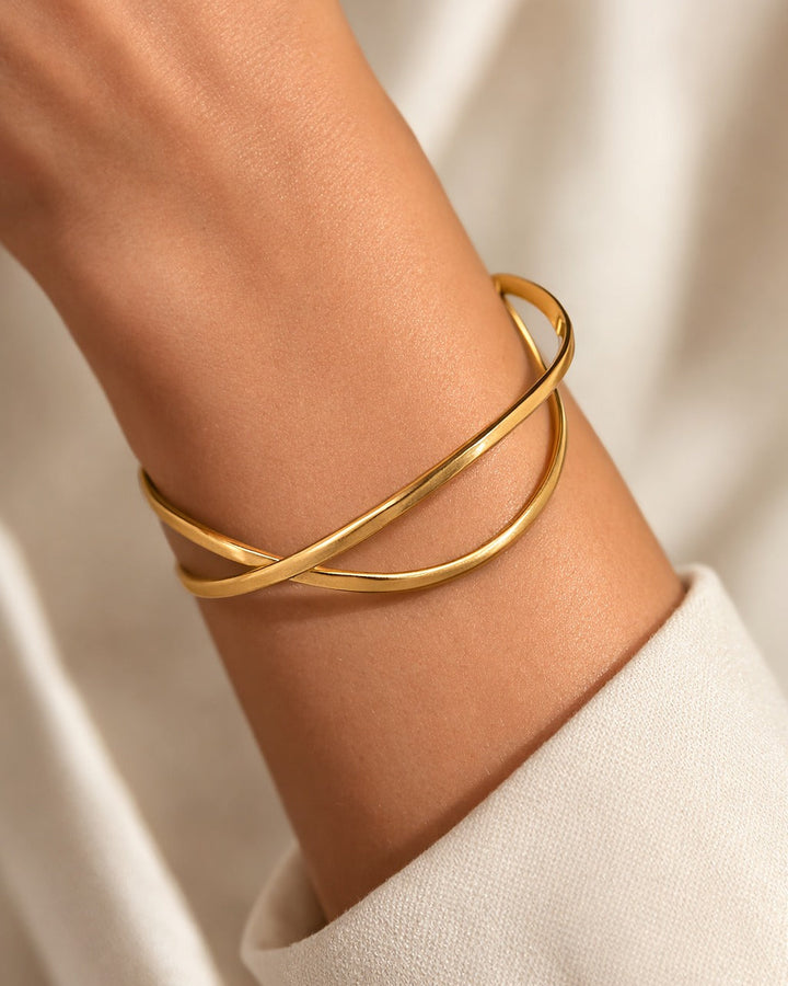 Smooth curve defines the structure of this anti-tarnish brass cuff.