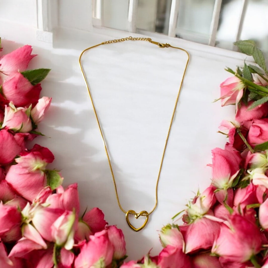 Slim chain necklace features a lobster clasp with adjustable length.