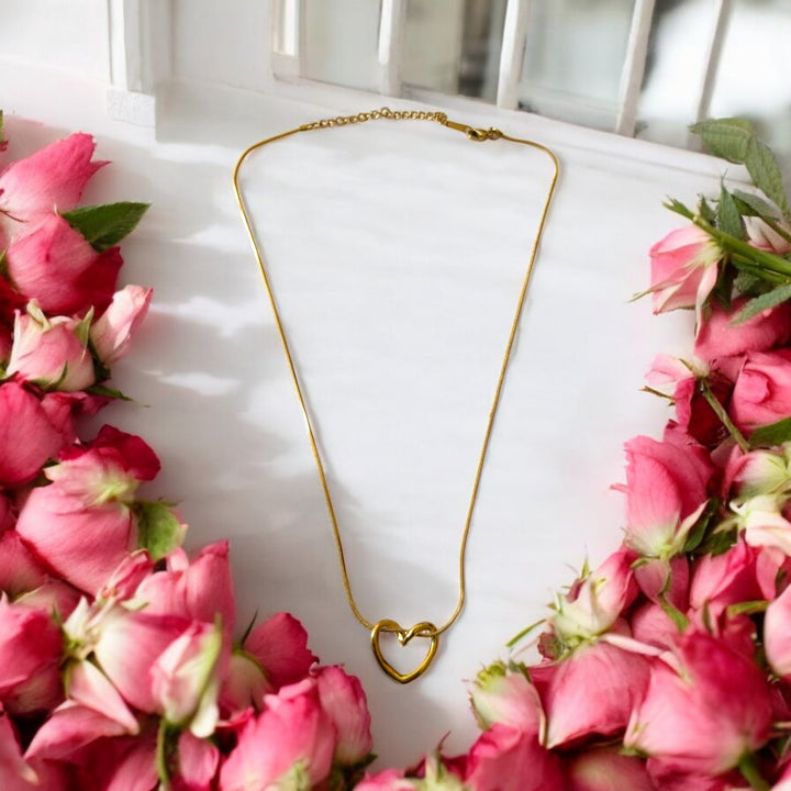 Slim chain necklace features a lobster clasp with adjustable length.
