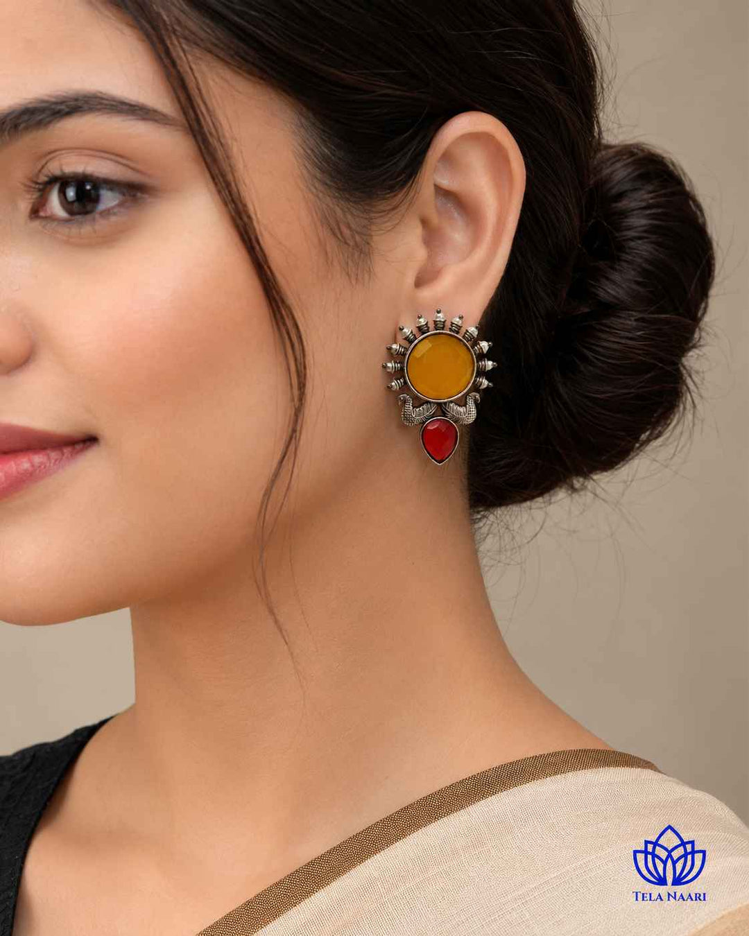 Dual-tone gemstone accents highlight the centre of this earring.