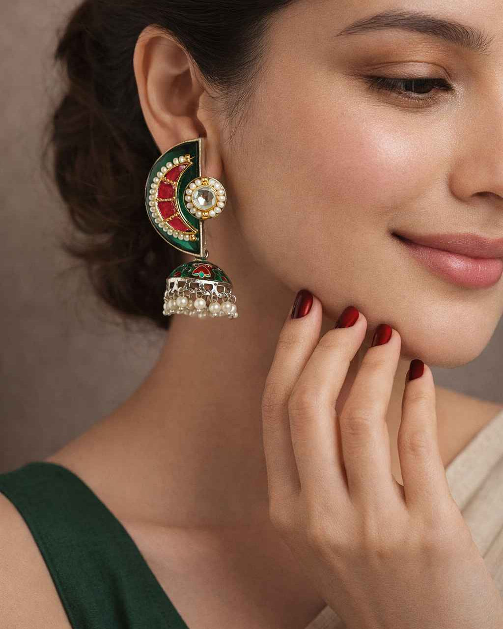 Sophisticated pachi kundan detailing shapes this dual-tone earring.