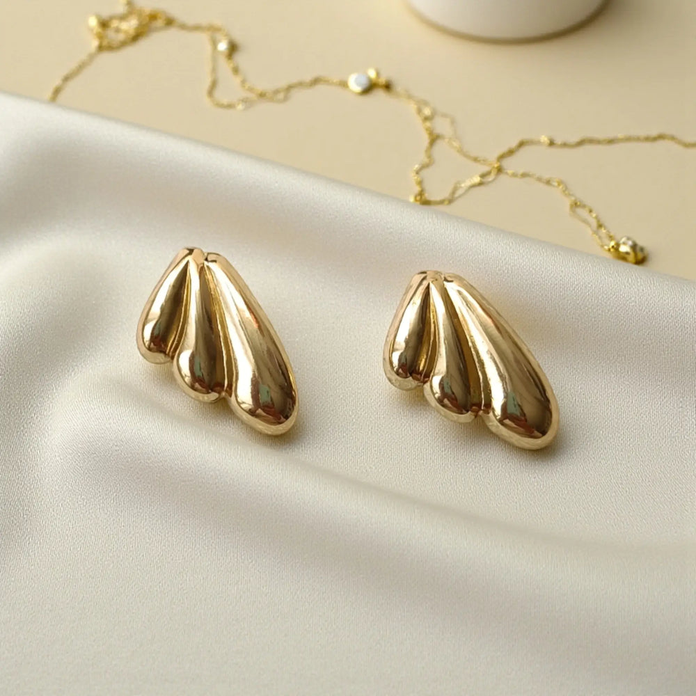 Anti-tarnish coating keeps this leaf stud radiant over time.