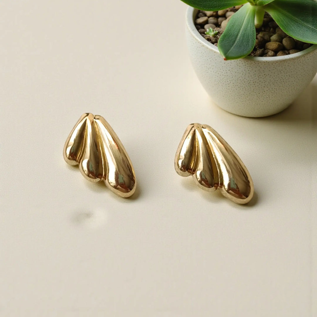Nature-inspired triple leaf detailing shapes this gold-plated stud.