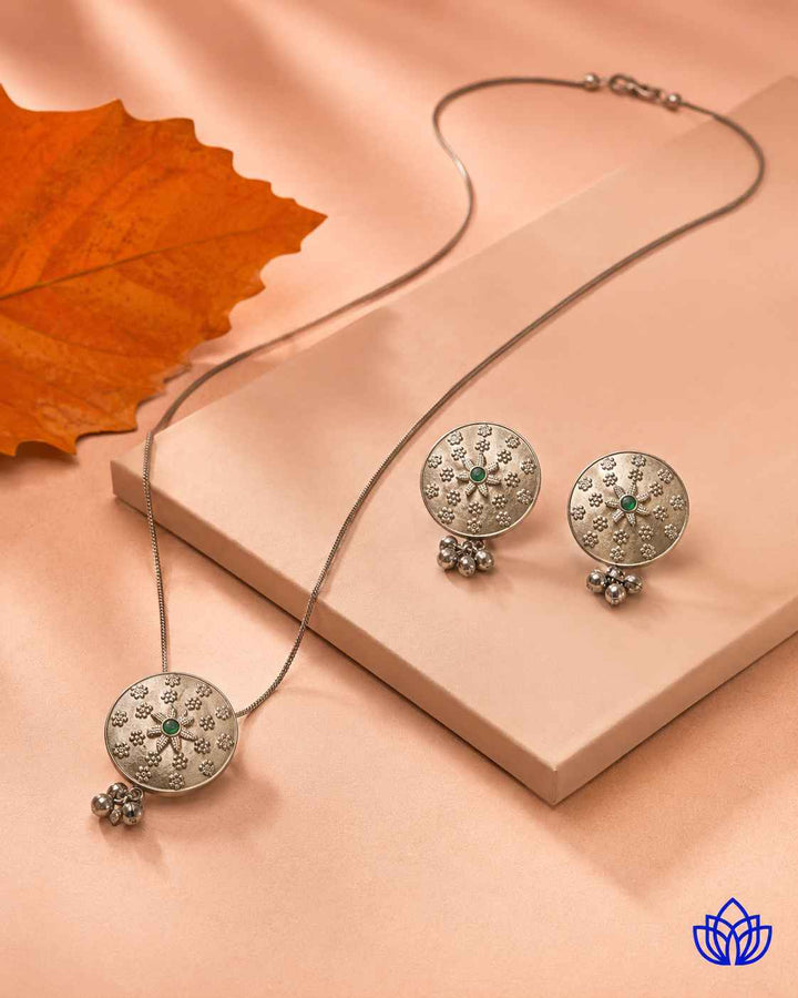 Versatile styling suits the timeless design of this set.